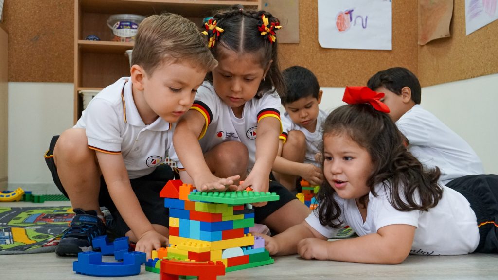 Nuestra misión es formar niños felices, independientes y con iniciativa, que aprenden a tomar decisiones y resolver pequeños problemas.